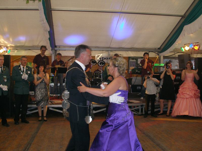 kirmes_sonntag_koenigsball28062009_027.jpg